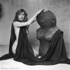 Marika Green en beeld van Yves • Marika Green et statue d'Yves galerie ‘Laubie’, Paris 1978