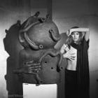 Marika Green en beeld van Yves • Marika Green et statue d'Yves galerie ‘Laubie’, Paris 1978