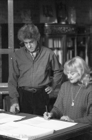 Monika Van Paemel tekent haar boek, geïllustreerd door André Goezu - 1995